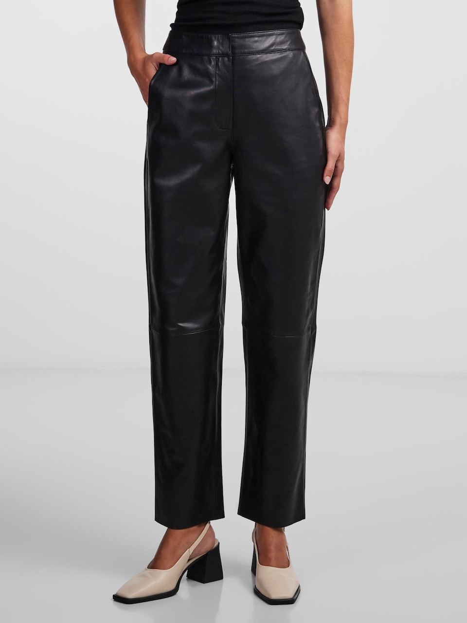 Pantaloni piele YAS