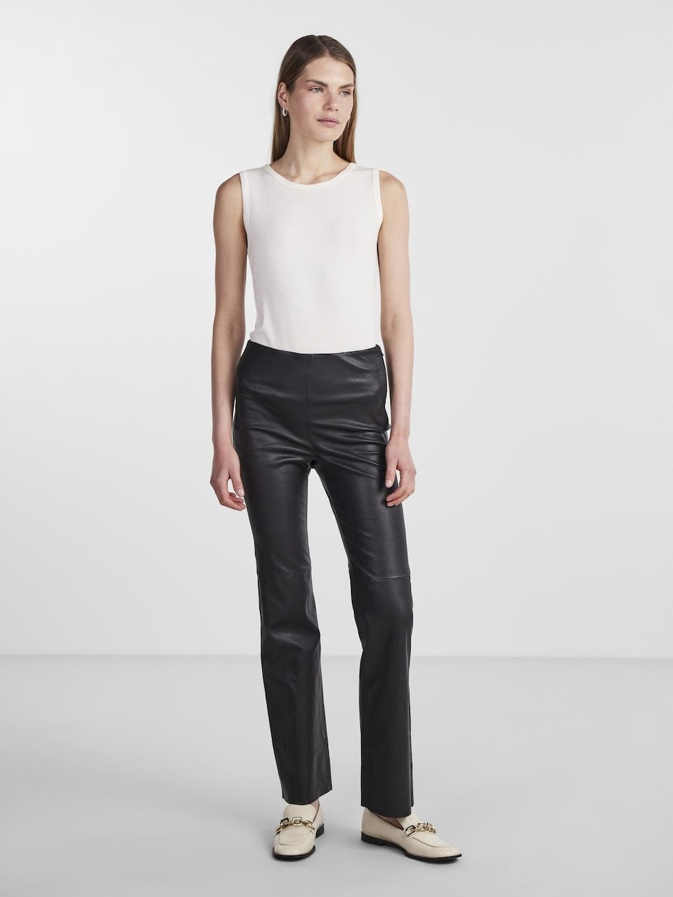 Pantaloni piele YAS